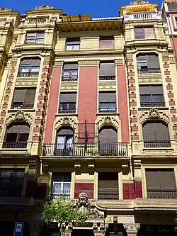 Detalle de la fachada de un edificio en General Concha