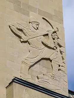 Relieve art déco en la torre del edificio de oficinas de Rafael Fontán Sáenz