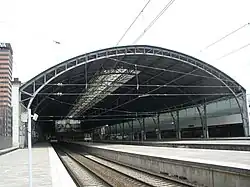Estación de Abando con vista a todos los andenes. Hay trenes de cercanías en las vías 1 y 3 y se aprecia ligeramente que el tren de la plataforma 1 es un poco más bajo que el de la 3.