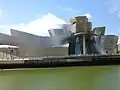 Guggenheim Bilbao, de Frank Gehry, 1997. Ejemplifica el segundo medio de expresión.]]