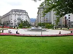 Plaza Moyúa en perspectiva con la Alameda de Recalde entre el hotel Carlton a la izquierda y la Agencia Estatal de Administración Tributaria a la derecha