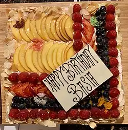 Pastel de frutas para cumpleaños con mensaje en inglés