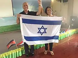 El Obispo Armando Cruzem y su esposa Joy, con la Bandera de Israel, el 12 de mayo de 2016.