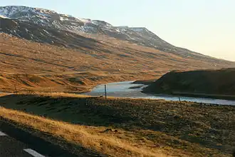 Blanda fluyendo por debajo de Langadalsfjall