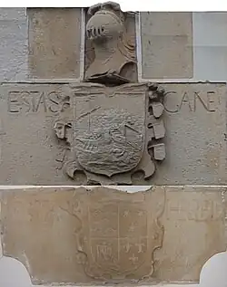 Blasones de Juan de Agustina Carasa en el Barrio de Rioseco, Carasa