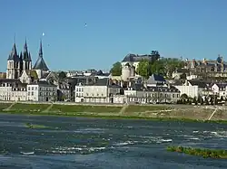 El río en la ciudad de Blois.