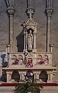 Altar del transepto sur con la estatua del Sagrado Corazón.
