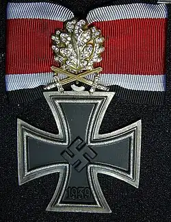 Con Hojas de Roble en Oro, Espadas y Diamantes