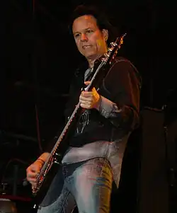 Bobby Dall Bajo, coros (1983-presente).