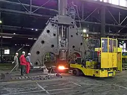 Fabricación de una llanta (al rojo blanco) con una prensa (2010)