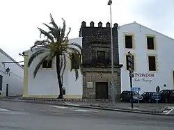 Torre de la muralla de Jerez anexada a una bodega.