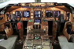 EICAS de un Boeing 747-400 al centro