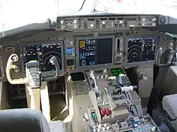 EICAS de la actualización opcional de cabina[4]​ para Boeing 757 y Boeing 767 a la centroizquierda