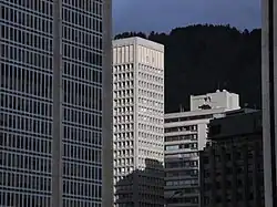 La torre entre los edificios de Centro Internacional