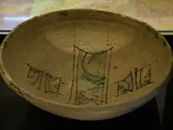 Ataifor en verde y morado del siglo XI. Museo del Teatro Romano de Cesaraugusta.