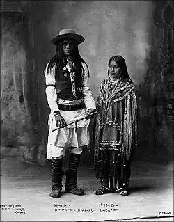 Bonie Tela, apache de San Carlos; y Hattie Tom, apache chiricahua.