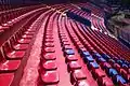 Asientos de plástico en la tribuna norte construida en 2012.