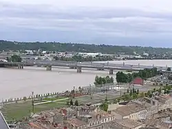 Pasarela Eiffel (1860) y puente Saint-Jean (1965)