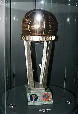 Trofeo de la Copa Intercontinental expuesto en el museo del Borussia Dortmund.