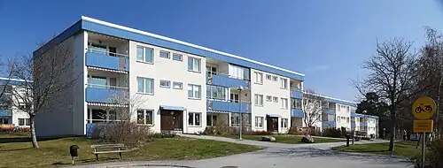 Los bloques bajos de tres pisos eran el tipo de inmueble más común y el ladrillo el material de fachada más utilizado. No obstante, estas viviendas están revestidas de ladrillos silicocalcáreos.[65]​