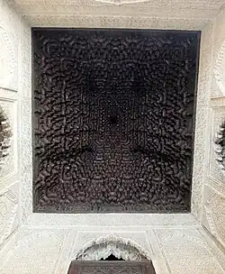 Bóveda rectangular de mocárabe tallada en madera de cedro en la Madrasa de Bou Inania en Fez, Marruecos (mediados del siglo XIV)