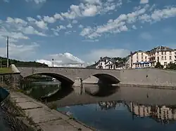 Bouillon, el puente (la Pont de France) sobre el río Semois