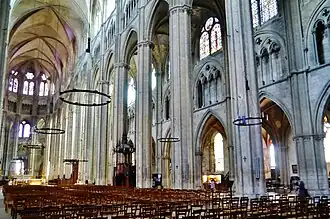 La catedral gótica de Bourges, Francia, tiene cinco naves y repite en dos planos la misma organización en tres niveles: arcada, galería y clerestorio.