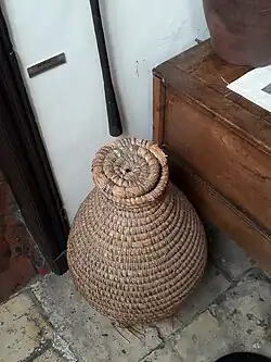 Bourolle (cesta de mimbre tejido) de la cocina tradicional de Berry.