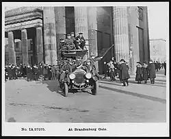 Soldados revolucionarios ondeando la bandera roja frente a la Puerta de Brandeburgo en Berlín, el 9 de noviembre de 1918.