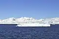 Iceberg tabular en el estrecho de Bransfield; al fondo, la isla Nansen.