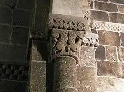 Capitel de la Iglesia de los bravaes con dragones.