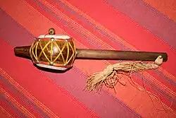 Tambor de mano, con mango, del Brasil.