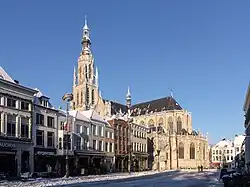 Torre de la iglesia (la Grote o la Onze Lieve Vrouwerkerk)