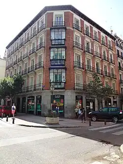 Ladrillo y balcones de rejería en el número 10