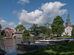 Broek in Waterland, la iglesia (la Sint Nicolaaskerk) en la calle