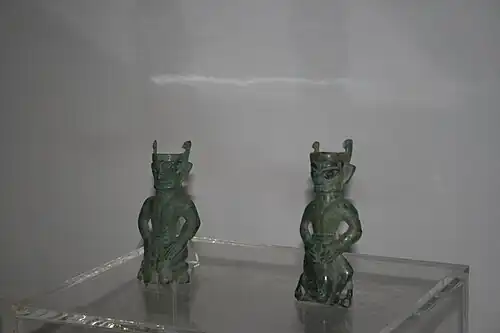 Figurillas de bronce con chaquetas sencillas y pantalones ajustados, Sanxingdui