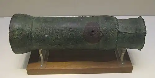 Cañón de mano de bronce de la Dinastía Yuan 1332; describe una mezcla de seis partes de azufre y seis partes de salitre y una parte de Aristolochia (de donde se obtenía el carbón).[5]​