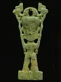 Mango de cuchillo de bronce. Cuchilla de hierro, siglos II - V, de aprox. 8 cm.[22]​ Shisanhang. Museo SSH.