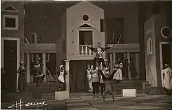 El Teatro Nacional Cervantes durante la representación de Los Mellizos de Plauto, 1956
