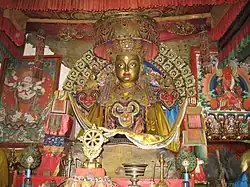 Estatua de Buda infantil, con Otoch y Amida a los lados