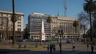 Comienzo de la calle. A la izquierda, edificio de la AFIP.