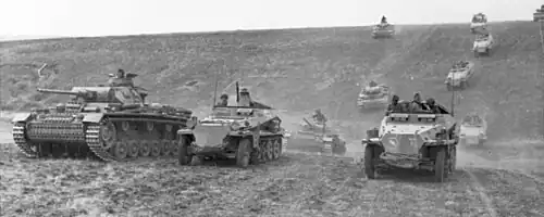 Carros Panzer III y vehículos de combate ligeros y medios (semiougas Sd.Kfz. 250 y Sd.Kfz. 251) de la 24ª División Panzer.