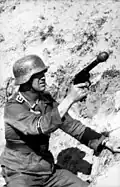 Soldado con una Sturmpistole cargada con Wurfkörper 361.