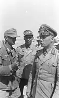 Rommel y Bayerlein, entrevistados por un Sonderführer (izquierda).