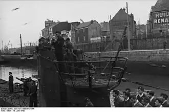 Llegada de un submarino alemán a la base