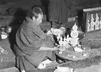 Monje elaborando tormas en el Monasterio Sera, 1938