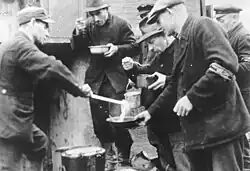 Miembros del Volkssturm almorzando durante Navidad, diciembre de 1944.