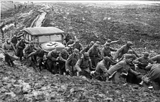 Soldados de la Wehrmacht tirando de un coche embarrado, noviembre de 1941.