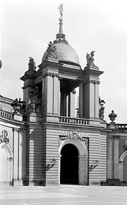 Portal de la Fortuna imagen de 1928, decoración escultórica a cargo de Charpentier y Hulot 1701-1706