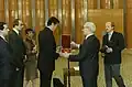 Edgar Bronfman recibe la condecoración de manos del Presidente Erich Honecker.